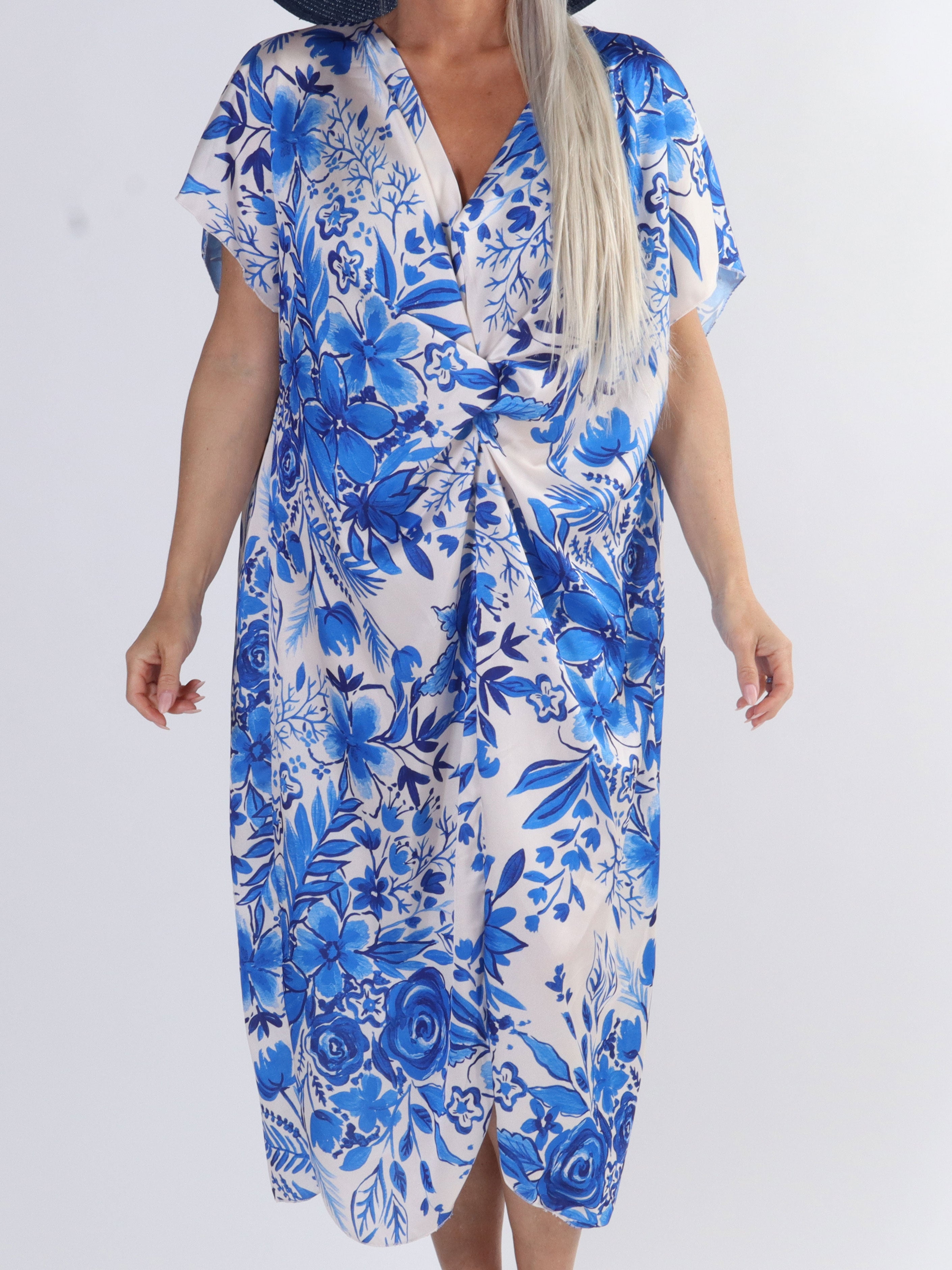 Juno Flower - Plus size kjole i silkelook med blomsterprint